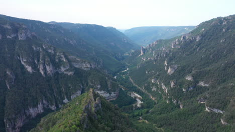 Punto-Sublime-Vista-Aérea-Gargantas-Del-Tarn-Pico-Rocoso-Montañas-Bosque-Lozere